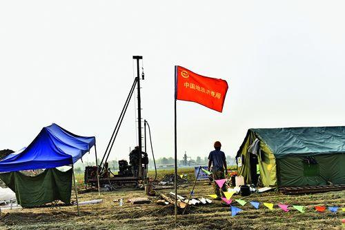 中國地質(zhì)調(diào)查局在安新縣北六村田野中開展地質(zhì)測(cè)量。攝影 劉向陽